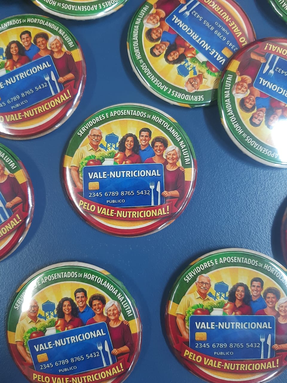 mesa com botons da campanha